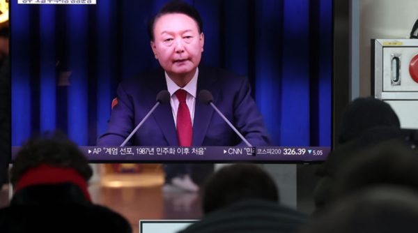 윤석열 대통령이 비상계엄 해제를 선언한 4일 부산 동구 부산역 대합실에서 시민과 관광객들이 TV 뉴스를 지켜보고 있다. /사진=뉴시스