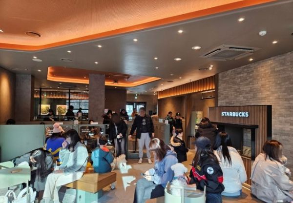 스타벅스 첫 반려동물 동반 매장 구리갈매DT점을 찾은 고객들이 반려견과 함께 커피를 즐기고 있다 / 출처 - 뉴시스