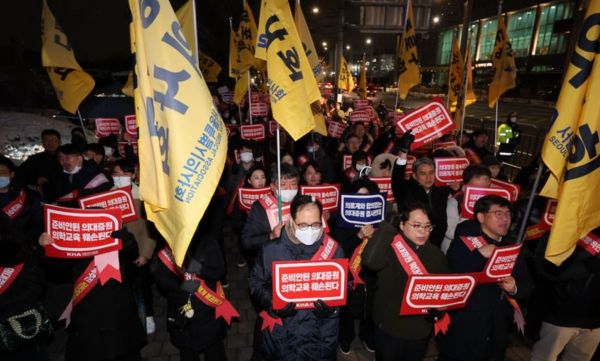 지난 22일 오후 서울 용산구 대통령실 앞에서 열린 '제2차 의대정원증원 필수의료패키지 저지를 위한 궐기대회'에 참가한 서울시의사회 소속 의사들이 구호를 외치고 있다. /사진=뉴시스 (포인트경제)