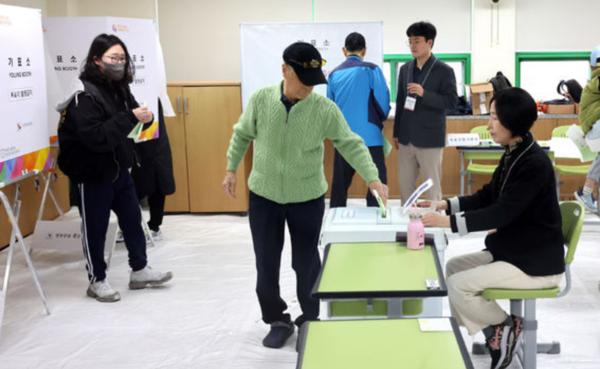 제22대 국회의원 선거일인 10일 오전 인천 미추홀구 용현여자중학교에 마련된 투표소에서 유권자들이 투표를 하고 있다.