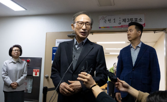 이명박 전 대통령이 제22대 국회의원선거일인 10일 오전 서울 국민연금공단서울남부지역본부에 마련된 논현1동제3투표소에서 투표를 마친 후 취재진 질문에 답하고 있다.&nbsp;(포인트경제)