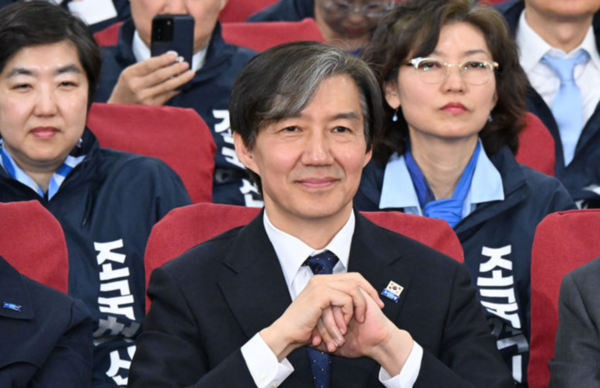 조국 조국혁신당 대표와 비례대표 후보들이 10일 오후 서울 여의도 국회 의원회관에 마련된 선거 상황실에서 출구조사 결과 발표를 보고 있다. /사잔=뉴시스 (포인트경제)