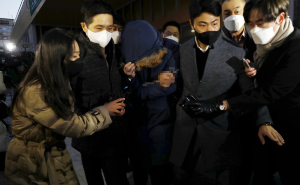 회삿돈 2,215억원을 횡령한 혐의를 받는 오스템임플란트 직원 이모씨가 14일 서울강서경찰서에서 검찰로 송치되고 있다. /사진=뉴시스 (포인트경제)