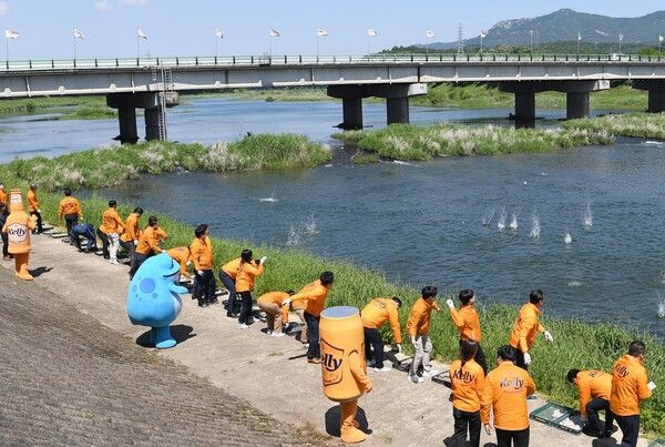하이트진로 임원원들과 완주군 군수 등 이 함께 만경강 환경정화활동을 하는 모습 /하이트진로 제공 (포인트경제)