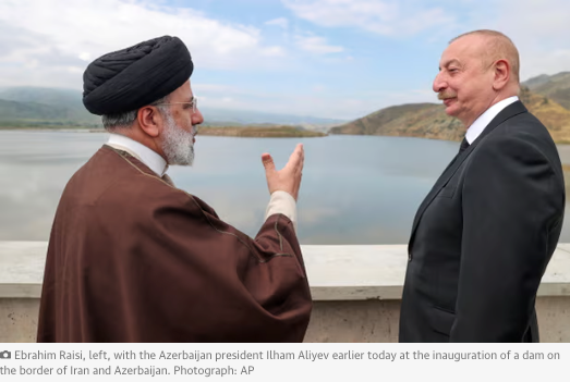 에브라힘 라이시(왼쪽)가 이날 오전 이란과 아제르바이잔 국경에 있는 댐 준공식에 일함 알리예프 아제르바이잔 대통령과 함께 참석하고 있다. /사진=가디언지 갈무리 (포인트경제)