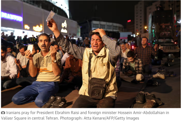 이란인들이 테헤란 중심부의 발리아스르 광장에서 에브라힘 라이시 대통령과 호세인 아미르 압돌라안 외무장관을 위해 기도하고 있다.&nbsp;/가디언지 갈무리 (포인트경제)