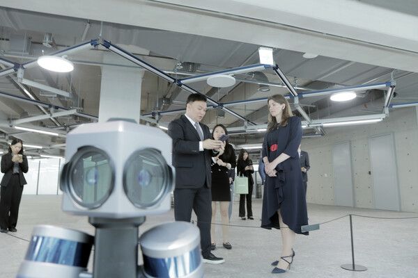 21일 경기도 성남시 네이버&nbsp;1784에 적용된&nbsp;AI,&nbsp;로봇 등 첨단 기술을 체험하고 있는 미셸 더넬란 영국 과학혁신기술부 장관 일행.