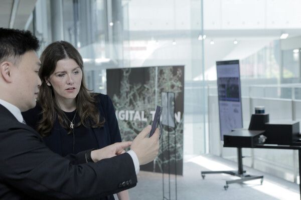 미셸 더넬란 영국 과학혁신기술부 장관이 네이버&nbsp;1784에 적용된&nbsp;AI,&nbsp;로봇 등 첨단 기술을 체험하고 있다.