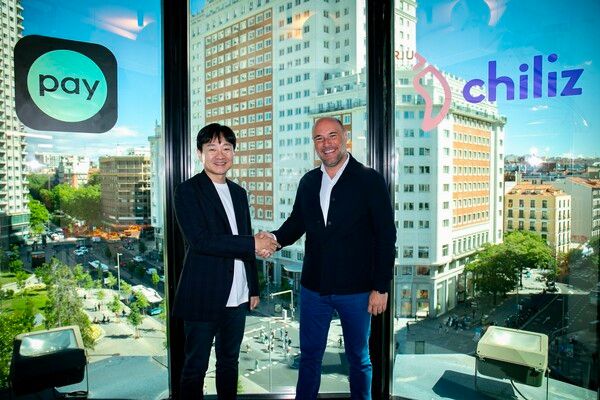 21일&nbsp;박상진&nbsp;네이버페이&nbsp;대표(좌)와&nbsp;알렉산드레&nbsp;드레이푸스&nbsp;칠리즈&nbsp;대표(우)가&nbsp;스페인&nbsp;마드리드의&nbsp;칠리즈&nbsp;지사에서&nbsp;사업&nbsp;제휴&nbsp;방안을&nbsp;논의한&nbsp;후&nbsp;기념&nbsp;사진&nbsp;촬영을&nbsp;하고&nbsp;있다.