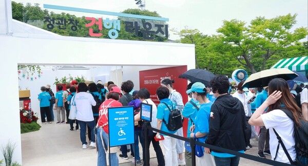 지난 25일, 임영웅 콘서트장을 찾은 팬들이 '정관장 건행라운지'를 방문하고 있다.