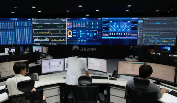 지난해 5월&nbsp;경기 성남 금융결제원 분당센터 통합관제센터에서 관계자들이 업무를 보고 있다. 금융위원회는 5월 31일 오전9시부터 온라인, 원스톱 대출 갈아타기 서비스를 개시한다고 밝혔다. 대출 갈아타기가 가능한 앱은 크게 대출 비교 플랫폼 앱(네이버페이, 뱅크샐러드, 카카오페이, 토스 등)과 주요 금융회사 앱(NH농협은행, 신한은행, 우리은행. KB국민은행, 하나은행 등) 등이다. /사진=뉴시스 (포인트경제)