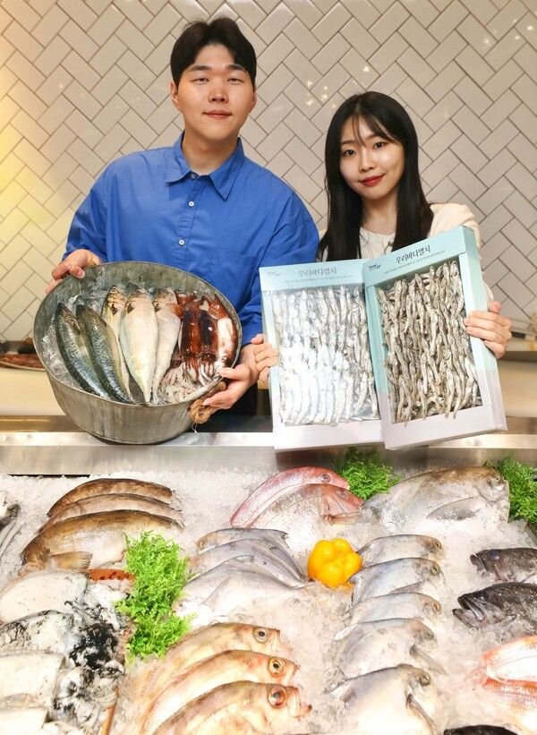 30일 오전, 서울시 강남구 현대백화점 무역센터점 지하1층 식품관에서 직원들이 판매용 수산물을 소개하고 있다.