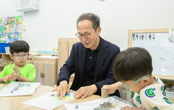 양종희 회장이 KB여의도직장어린이집을 찾아 어린이들과 함께 놀이수업을 진행하고 있다.