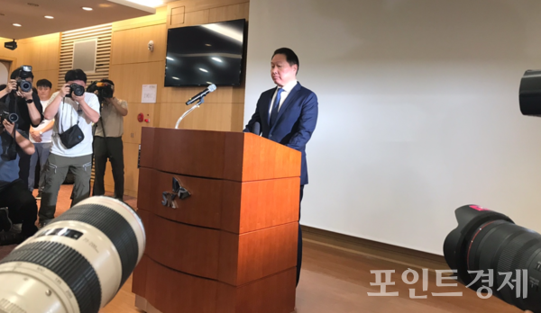 노소영 아트센터 나비 관장과의 이혼소송 항소심 결과에 대한 자신의 입장을 직접 밝히고 있는 최태원 SK그룹 회장 ⓒ포인트경제