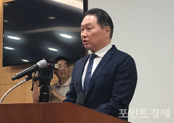 17일 오전 10시40분에 열리는 서울 종로구 SK서린빌딩에서 기자간담회에 직접 참석해 노 관장과의 이혼 항소심 판결에 대한 자신의 입장을 직접 밝히고 있는 최태원 SK그룹 회장 ⓒ포인트경제