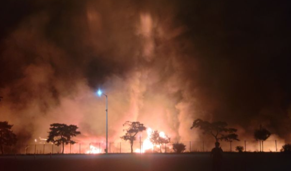 19일 오전 2시33분께 경북 김천시 어모면의 한 화학제품 제조공장에서 화재가 발생하고 있다. /사진=경북소방본부