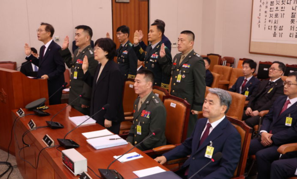 이종섭 전 국방부 장관과 임성근 전 해병대 1사단장 등 증인들이 21일 서울 여의도 국회에서 열린 제3차 법제사법위원회 전체회의, 순직 해병 수사 방해 및 사건 은폐 등의 진상규명을 위한 특별검사의 임명 등에 관한 법률안 관련 입법청문회에서 증인선서를 거부하고 있다. /사진=뉴시스 (포인트경제)