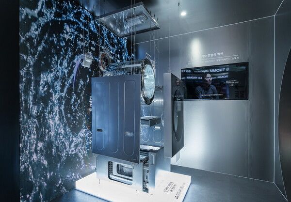 'LG 시그니처 세탁건조기'의 ‘AI DD모터’와 ‘인버터 히트펌프’ 등 핵심부품 기술력을 체험하는 '시그니처 분해존'.&nbsp;/LG전자 제공 (포인트경제)