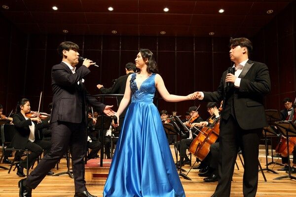 지난 25일 서울시 마포구에 위치한 마포아트센터에서 진행된 ‘위드콘서트, 기억의 울림’에서 테너 김성현(왼쪽 첫번째), 소프라노 정다연(가운데), 바리톤 이다환 이 열창하는 모습 /신한은행 제공 (포인트경제)