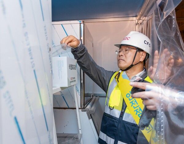 4일, HDC현대산업개발은 여름철 온열질환 사고 예방을 위해 경영진 주관 특별안전점검을 진행했다. (혹서기 대비 식염 포도당 비치 여부를 확인하는 김회언 HDC현대산업개발 대표이사)