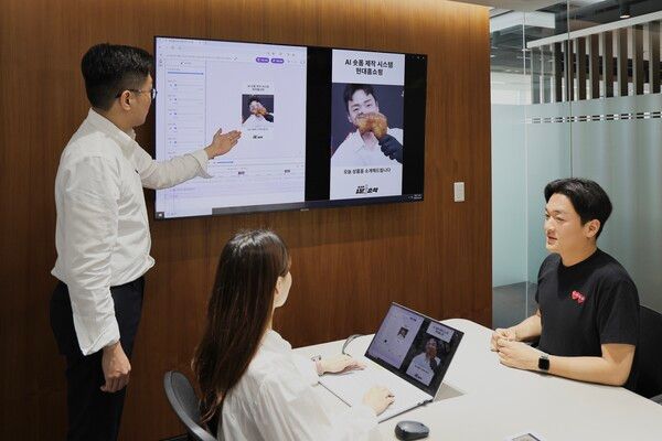 현대홈쇼핑 직원들이 AI 숏폼 자동 제작 시스템을 시연하고 있다.