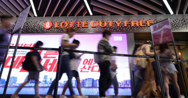 지난해 8월&nbsp;서울 중구 롯데면세점을 찾은 외국인 관광객들이 매장으로 입장하고 있다. /사진=뉴시스 (포인트경제)