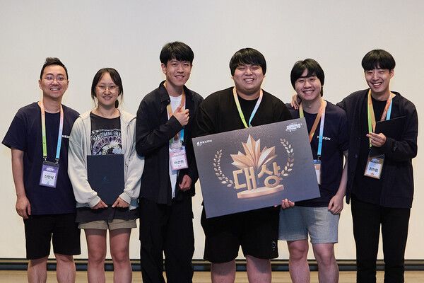 넥슨, 왼쪽부터 넥슨 신민석 총괄 디렉터, 대상 수상팀 '북극곰수호대'