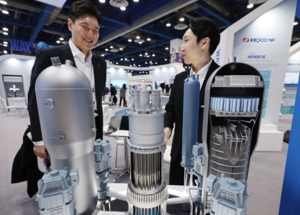 지난 4월 서울 강남구 코엑스에서 열린 코리아스마트그리드엑스포 원전 수출 특별관에서 두산에너빌리티 관계자가 원자력 주기기 등에 대한 설명하고 있다. /사진=뉴시스 (포인트경제)