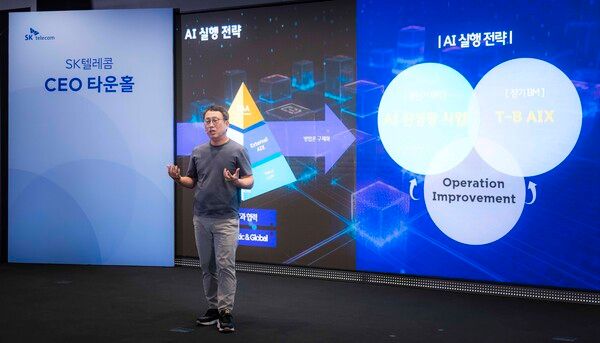 SK텔레콤 유영상 대표가&nbsp;25일 오전 을지로&nbsp;SKT본사&nbsp;T타워에서 타운홀 미팅을 열고&nbsp;AI&nbsp;사업 전략과 본원적 경쟁력 강화(OI)&nbsp;방안을 구성원들에게 공유했다. 유대표는 AI·OI를 통해 글로벌 AI 컴퍼니 비전을 제시했다.
