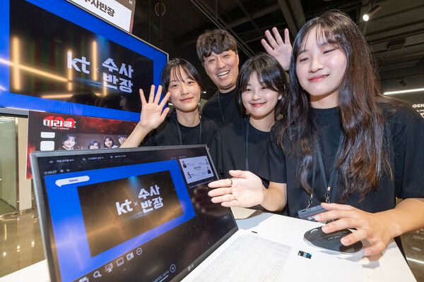 26일 코엑스 스타트업 브랜치에서 진행된 ‘KT 미라클100 2024 데모데이’에서 대상을 수상한 ‘수사반장’팀이 KT 기술혁신부문 오승필 부사장(왼쪽 첫 번째)과 기념 사진을 촬영하고 있다. /KT 제공 (포인트경제)