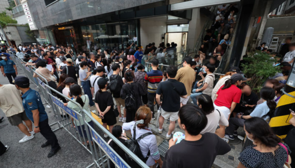 티몬·위메프의 정산 지연 사태가 이어진 지난 26일 오후 피해자들이 서울 강남구 티몬 신사옥에서 환불접수를 위해 대기하고 있다. /사진=뉴시스 (포인트경제)