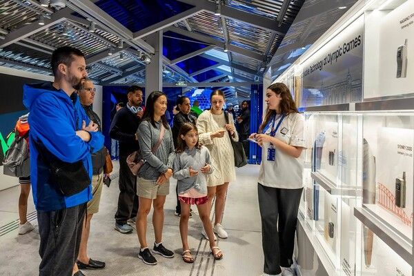 2024 파리 올림픽 개막을 기념해&nbsp;파리 마리니 광장(Square Marigny)에 추가 개관한 '삼성 올림픽 체험관'을 찾은 방문객들이 40년 가까이 이어온 삼성전자의 올림픽 헤리티지와 기술 혁신을 체험하고 있다.