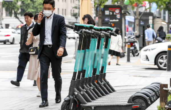 서울시내 도로에 세워져 있는 전동킥보드(이 사진은 기사와 직접적 연관 없음) /사진=뉴시스 (포인트경제)