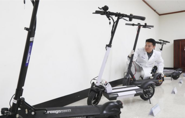 지난해 9월 서울시 동대문구 한국의류시험연구원 서울본원에서 연구원이 리콜된 전동킥보드를 살펴보고 있다. /사진=뉴시스 (포인트경제)