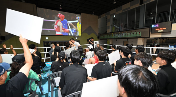 임애지(화순군청)의 2024파리 올림픽 복싱 여자 54kg급 8강전 응원전이 열린 2일 오전 전남 화순군 하니움 복싱체육관에서 체육회 관계자들과 학생 선수들이 임애지의 준결승 진출 확정에 환호하고 있다. 임애지는 한국 여자 복싱 사상 최초로 올림픽 메달을 거머쥐었다. /사진=뉴시스 (포인트경제)