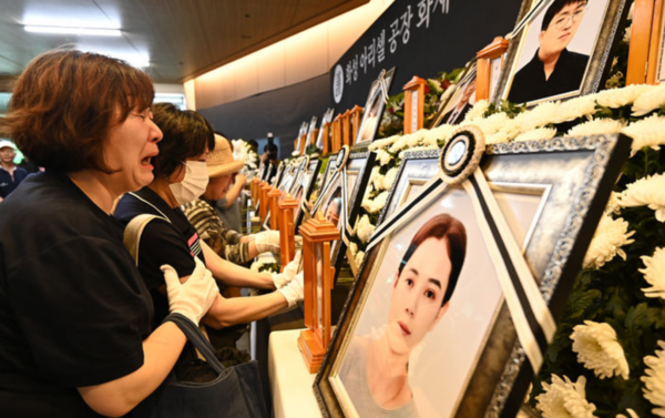 31명의 사상자가 발생한 화성 리튬 배터리 공장 화재 사고 11일째인 4일 희생자들의 위패와 영정이 안치된 경기도 화성시청 추모 분향소에서 유가족들이 오열하고 있다. /사진=뉴시스