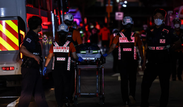 부천시 원미구의 숙박업소에서 화재가 발생한 가운데 소방대원들이 분주히 이동하고 있다 / 출처-뉴시스 (포인트경제)