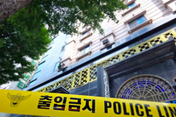 (사진) 화재가 난 경기 부천 한 호텔에 폴리스라인이 설치돼있다 / 출처-뉴시스 (포인트경제)