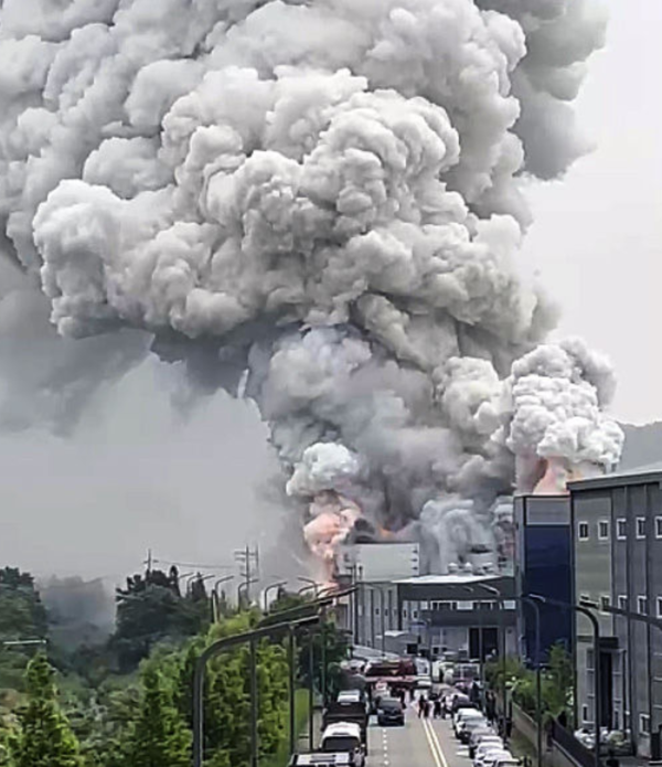 지난 6월&nbsp;4일 경기도 화성시 서신면 소재 일차전지 제조 업체에서 화재가 발생해 불길과 연기가 치솟고 있다./사진=뉴시스(독자 제공)