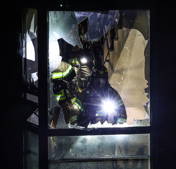 22일 오후 경기 부천시 원미구의 숙박업소에서 화재가 발생한 가운데 소방대원들이 화재현장을 살펴보고 있다 / 출처-뉴시스 (포인트경제)