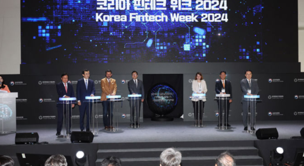 김병환 금융위원장이 27일 오전 서울 중구 동대문디자인플라자(DDP) 아트홀에서 열린 '코리아 핀테크 위크 2024'에서 참석한 내빈과 함께 개막 퍼포먼스를 하고 있다. /사진=뉴시스 (포인트경제)