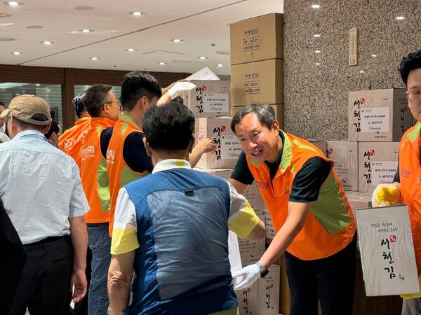 추석맞이 경로잔치 봉사활동 사진(기념품전달) / 현대건설 제공
