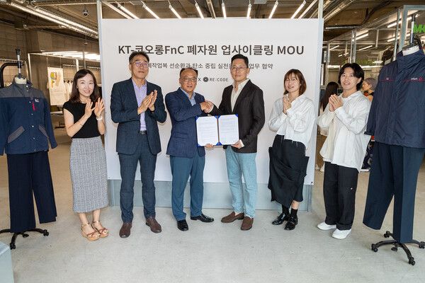 서울시 강남구에 위치한 래코드 청담 플래그십스토어에서 관계자들이 기념촬영을 하고 있다. /KT 제공