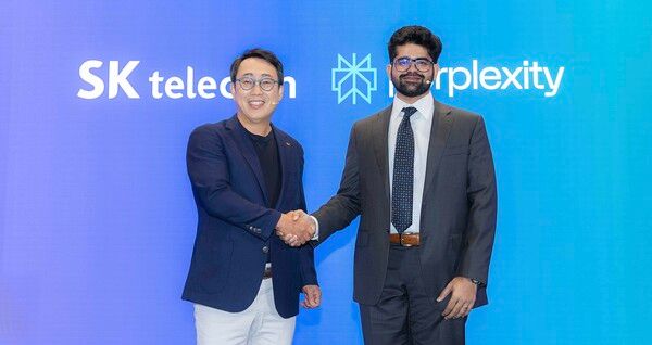 유영상&nbsp;SKT CEO(왼쪽)와 아라빈드 스리니바스 퍼플렉시티&nbsp;CEO가 악수를 하고 있다.