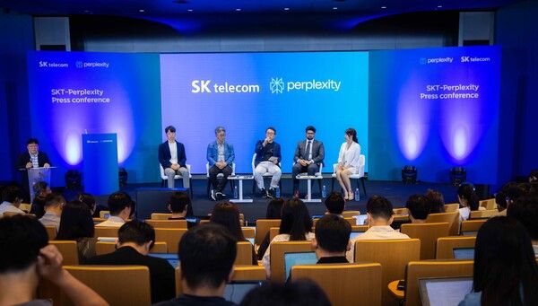 (왼쪽부터) 김용훈&nbsp;SKT AI서비스사업부장,&nbsp;정석근&nbsp;SKT Global/AITech&nbsp;사업부장,&nbsp;유영상&nbsp;SKT CEO,&nbsp;아라빈드 스리니바스 퍼플렉시티&nbsp;CEO,&nbsp;황유라 퍼플렉시티 아시아 태평양 파트너십 리드