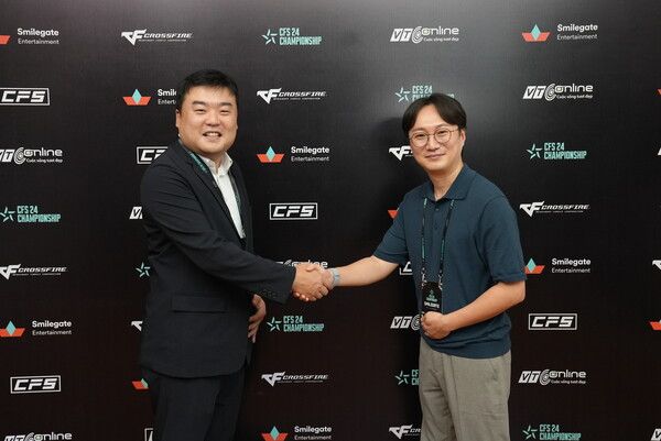 스마일게이트가 주베트남한국문화원으로부터 문화&nbsp;교류&nbsp;증진에&nbsp;기여한&nbsp;공로로&nbsp;감사장을&nbsp;받고 관계자들이 기념촬영을 하고 있다.&nbsp;(좌측부터)&nbsp;최승진 주베트남한국문화원장, 스마일게이트 여병호 실장