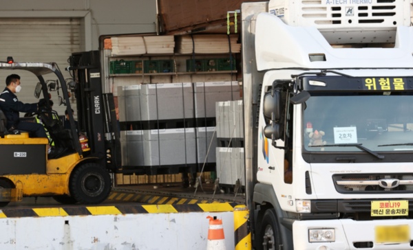 지난 2022년 10월13일 코로나19 오미크론 변이(BA.1)에 대응해 개발된 화이자 2가 백신 초도 물량 78만 회분이 인천국제공항 화물터미널에 도착해 백신을 수송 차량으로 옮기고 있는 모습. /사진=뉴시스