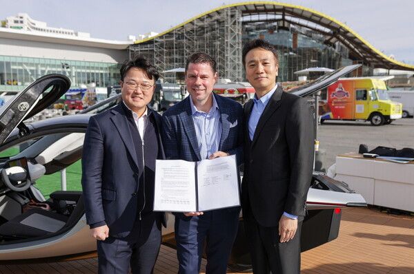 8일(현지시간) 미국 'CES 2025'에서 (오른쪽부터) LG에너지솔루션 최근혁 마케팅 담당, 앱테라 모터스 공동 CEO 크리스 앤서니, 씨티엔에스 권기정 대표가 MOU 체결식을 가지고 있다. /LG에너지솔루션 제공