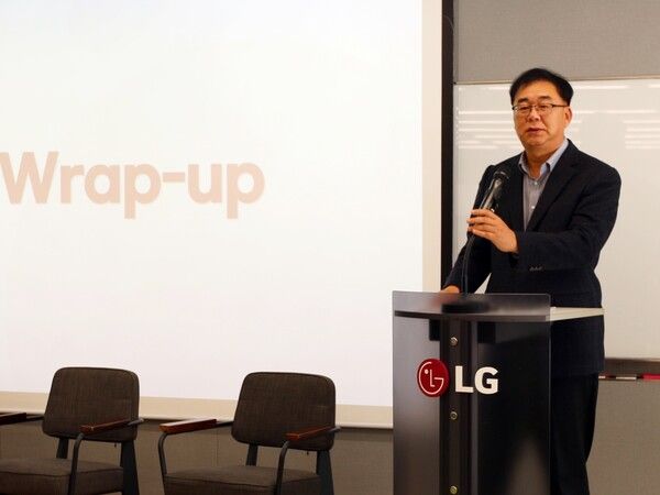 송구영&nbsp;LG헬로비전 대표가 상암 본사에서 열린 타운홀 미팅을 통해 임직원들에게 신년사를 전하고 있다.&nbsp;