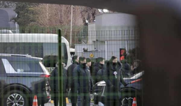 경호처 직원들이 경계 근무를 서고 있다. 2025.01.03 / 출처 - 뉴시스 (포인트경제)